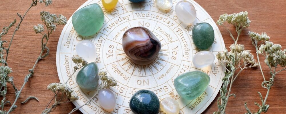 pierres de quartz, d'opale autour d'une plaque de signes astrologiques