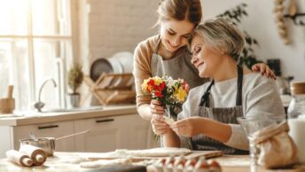 une mère et sa fille dans la cuisine pour la fête des mères