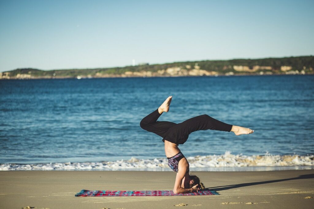 bienfaits du yoga sur la plage