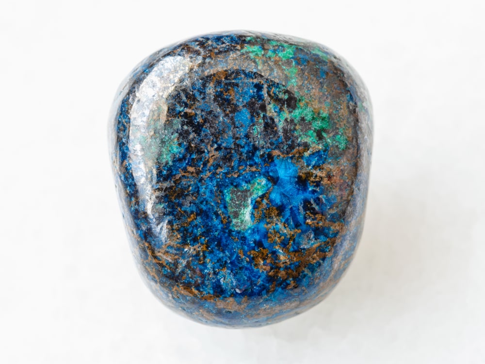 pierre azurite, pierre bleue sur fond blanc