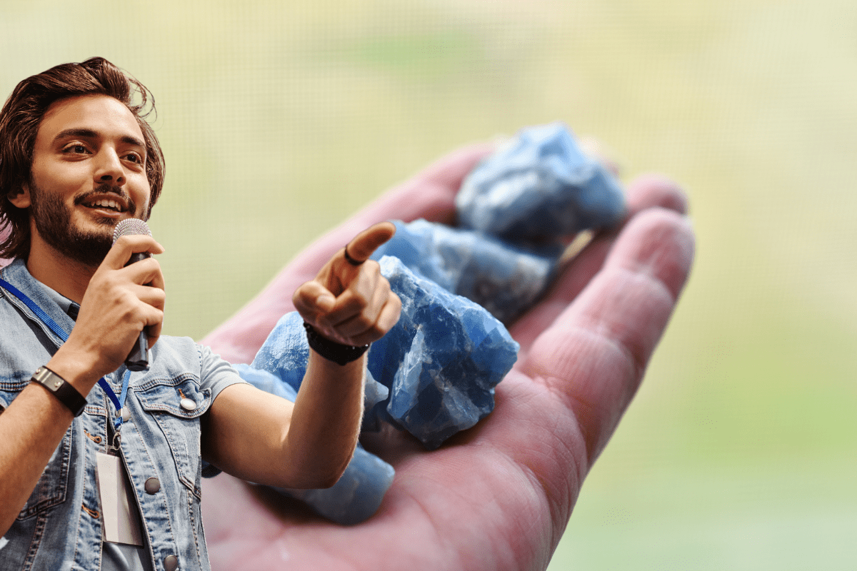 Devenez meilleur communiquant grâce à la calcite bleue, une gemme aux mille facettes